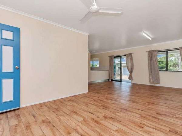 90 Giffin Road, White Rock - Thumbnail 2