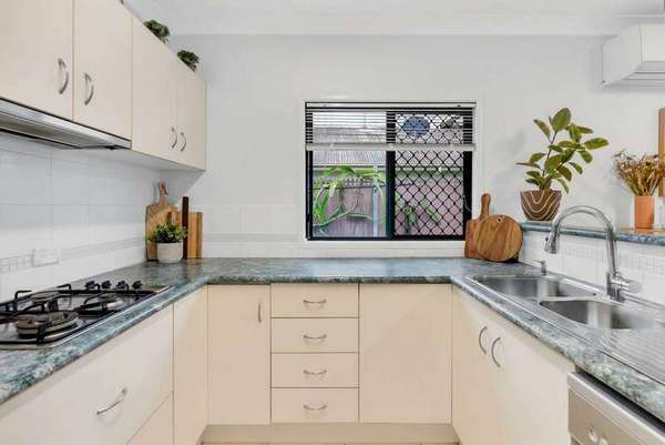 31 Woodrose Drive, Mount Sheridan - Thumbnail 6