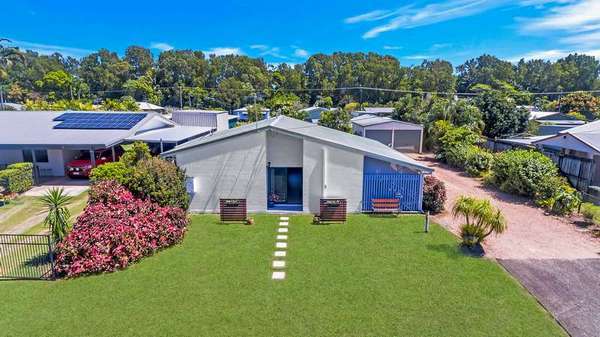 17 CASUARINA STREET, Tully Heads - Thumbnail 2