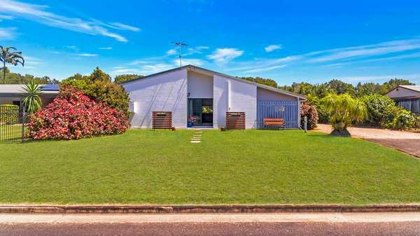 17 CASUARINA STREET, Tully Heads - Thumbnail 3