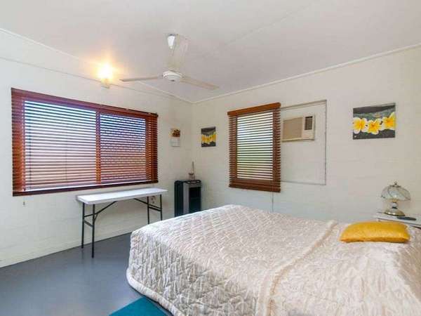 35 Maple Street, Holloways Beach - Thumbnail 2