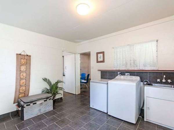 35 Maple Street, Holloways Beach - Thumbnail 7