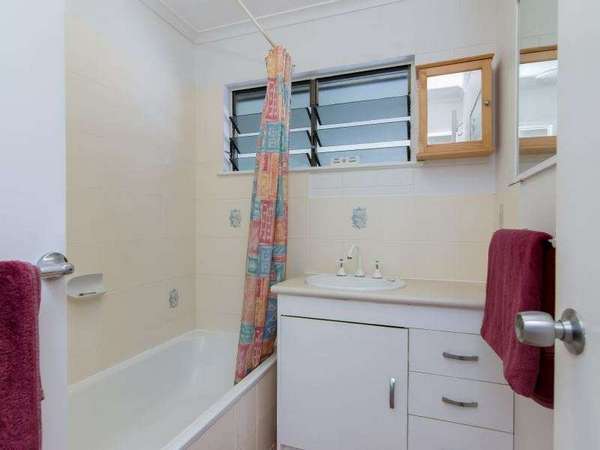 18 Oleander Street, Holloways Beach - Thumbnail 6