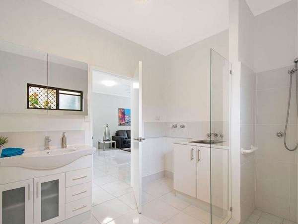 19/21-31 Poinciana Street, Holloways Beach - Thumbnail 7