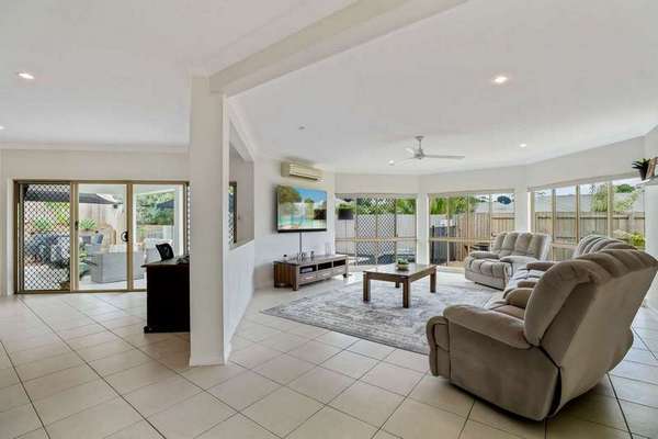 6 Ellestree Close, Redlynch - Thumbnail 2
