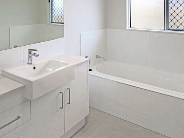 39 Noipo Crescent, Redlynch - Thumbnail 2