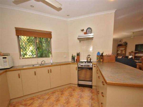 32 Satinash Close, Redlynch - Thumbnail 2
