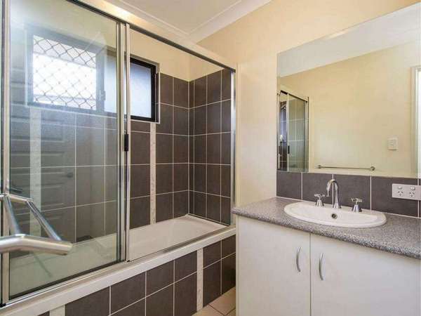1 Nairen Close, Redlynch - Thumbnail 7