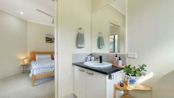 4 Queely Close, Redlynch - Thumbnail 2