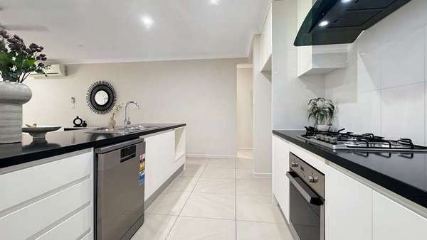 32 Singleton Close, Smithfield - Thumbnail 4