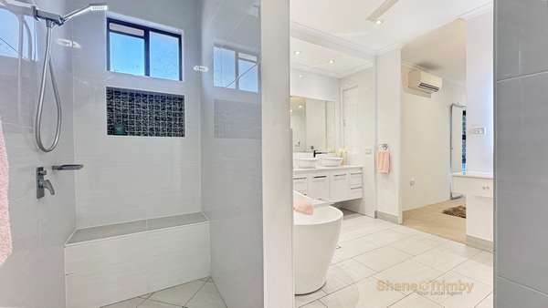 30 Simon Street, Freshwater - Thumbnail 4