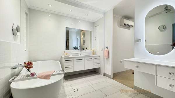 30 Simon Street, Freshwater - Thumbnail 2