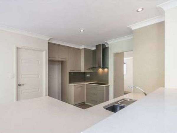 1 Stapleton Close, Redlynch - Thumbnail 2