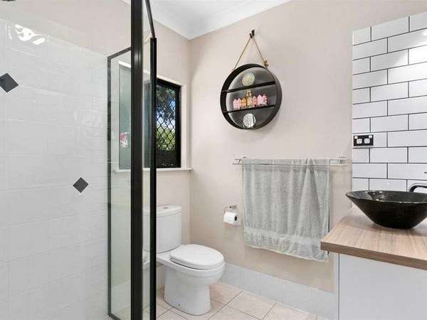 5 BECK CLOSE, Bentley Park - Thumbnail 7