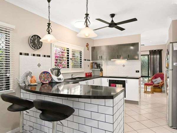 5 BECK CLOSE, Bentley Park - Thumbnail 2