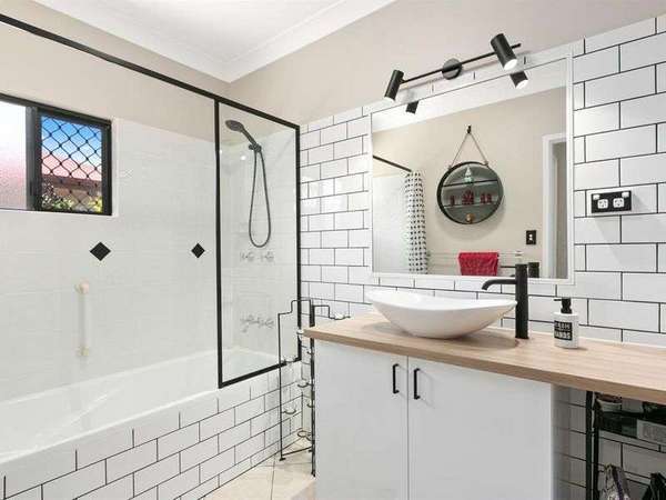 5 BECK CLOSE, Bentley Park - Thumbnail 4