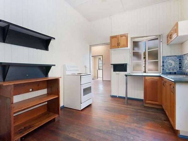 127 Aumuller Street, Bungalow - Thumbnail 4