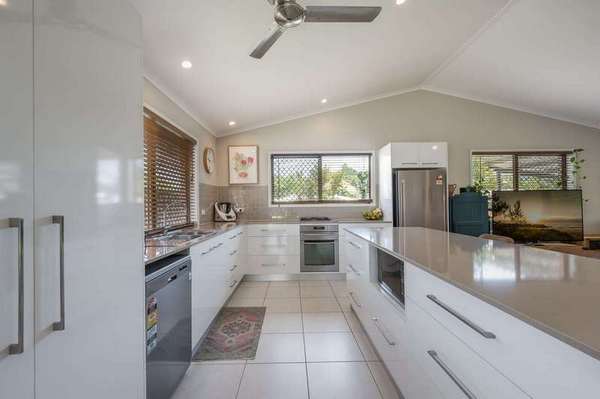 10 Whitton Street, White Rock - Thumbnail 2