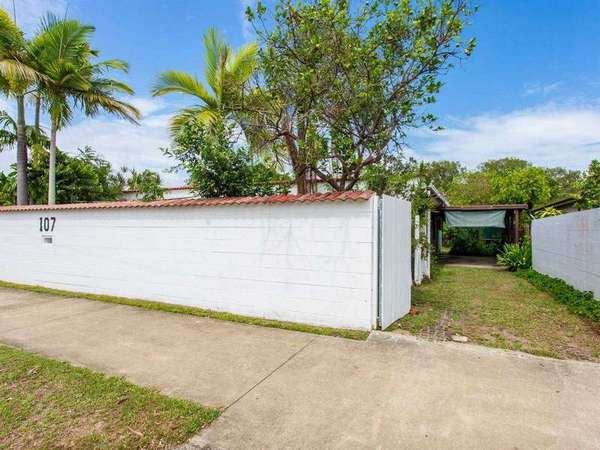 1/107 Oleander Street, Holloways Beach - Thumbnail 2