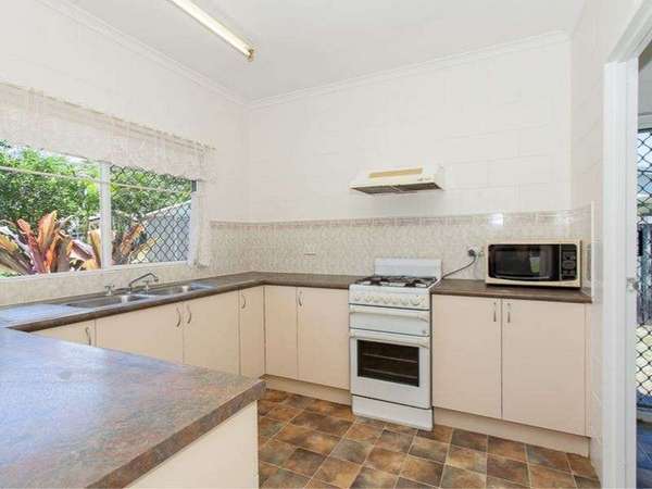 6 Meillion Court, White Rock - Thumbnail 2
