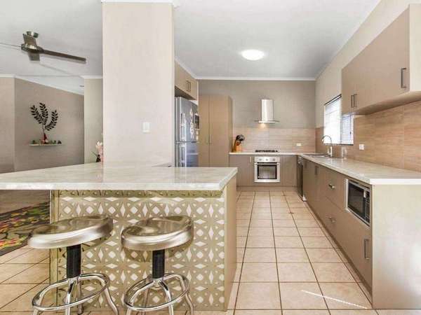 9 Osborn Crescent, Edmonton - Thumbnail 2