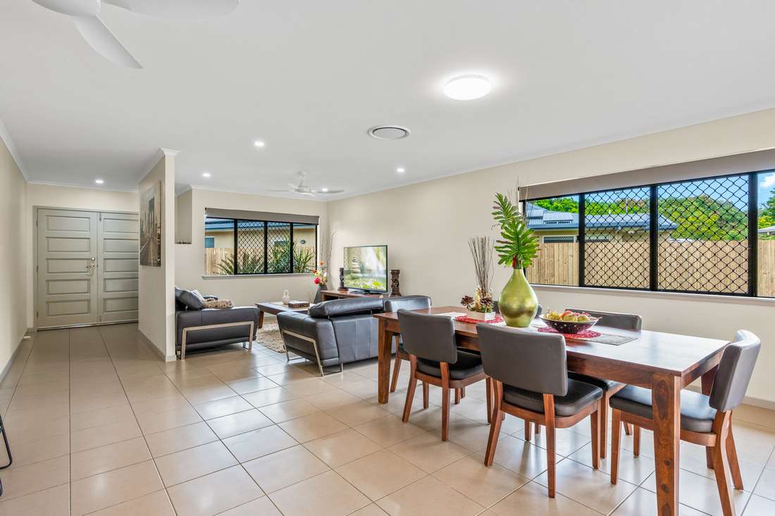 3 Mallory Close, Edmonton - Thumbnail 2