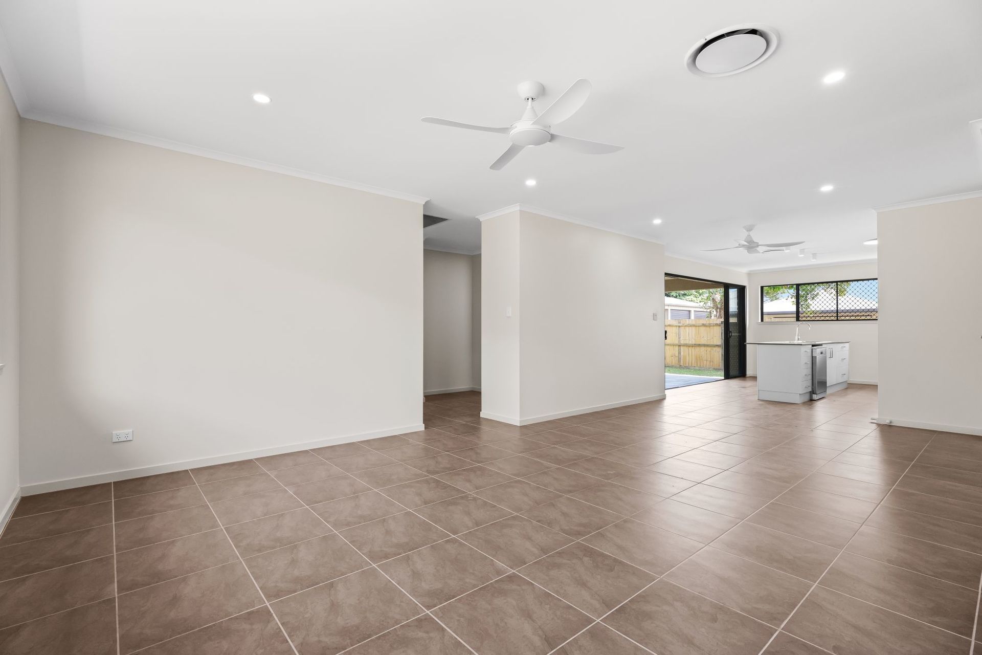 19 Mallory Close, Edmonton - Thumbnail 5