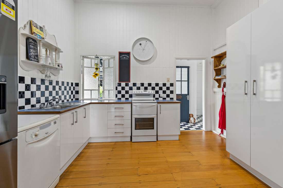2 Hedley Close, Redlynch - Thumbnail 3