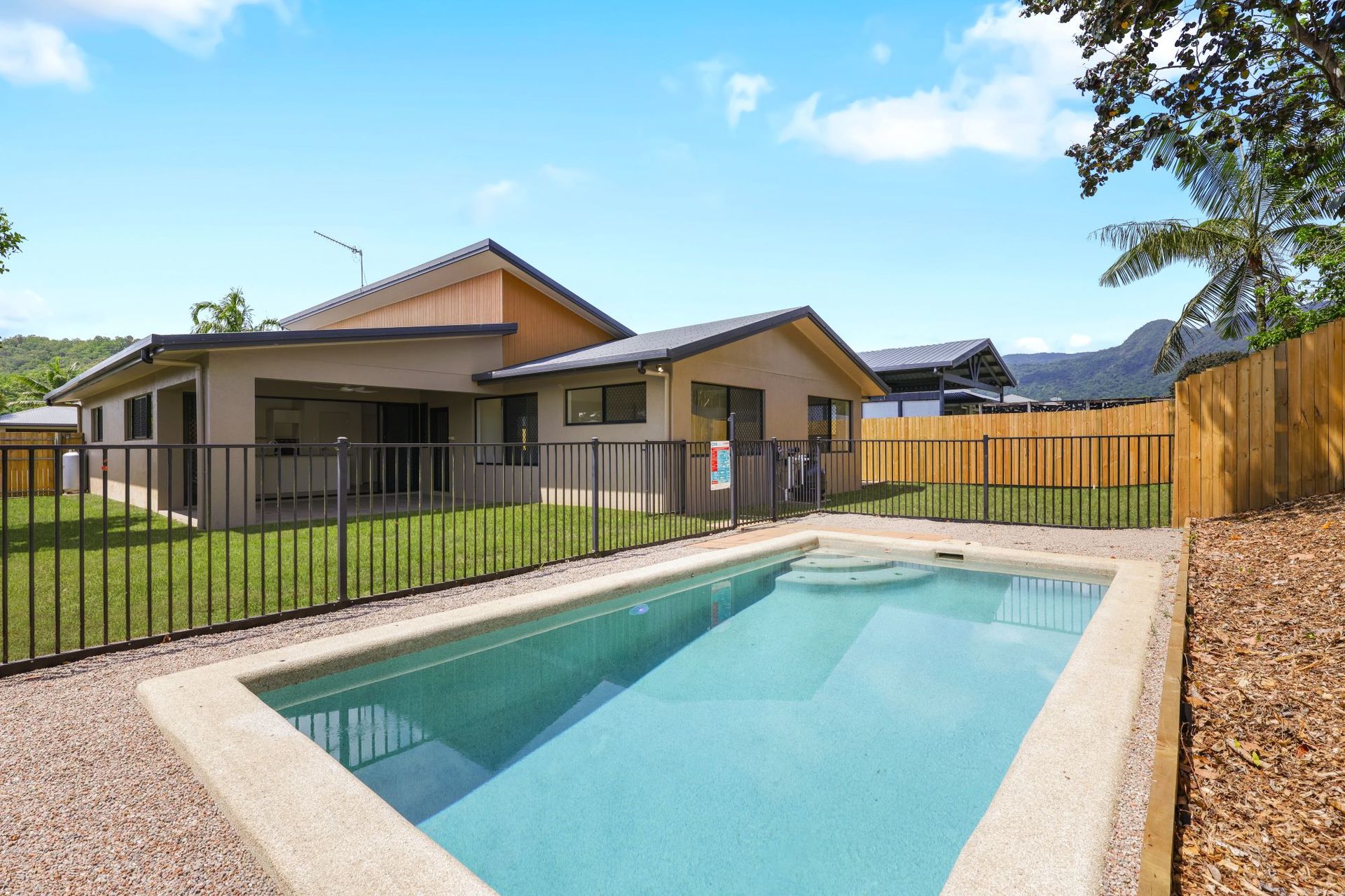 19 Mallory Close, Edmonton - Thumbnail 3
