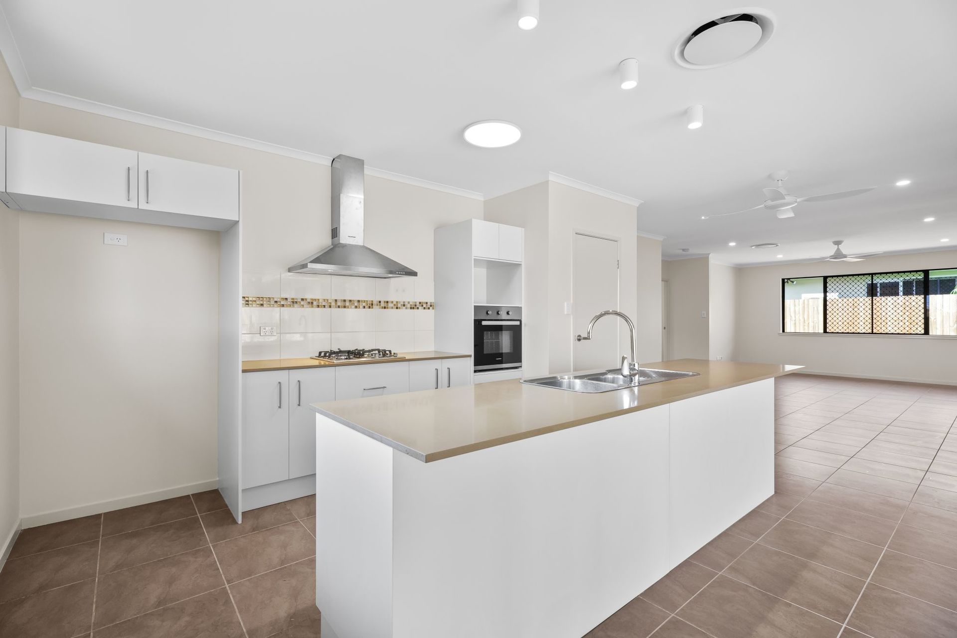19 Mallory Close, Edmonton - Thumbnail 4