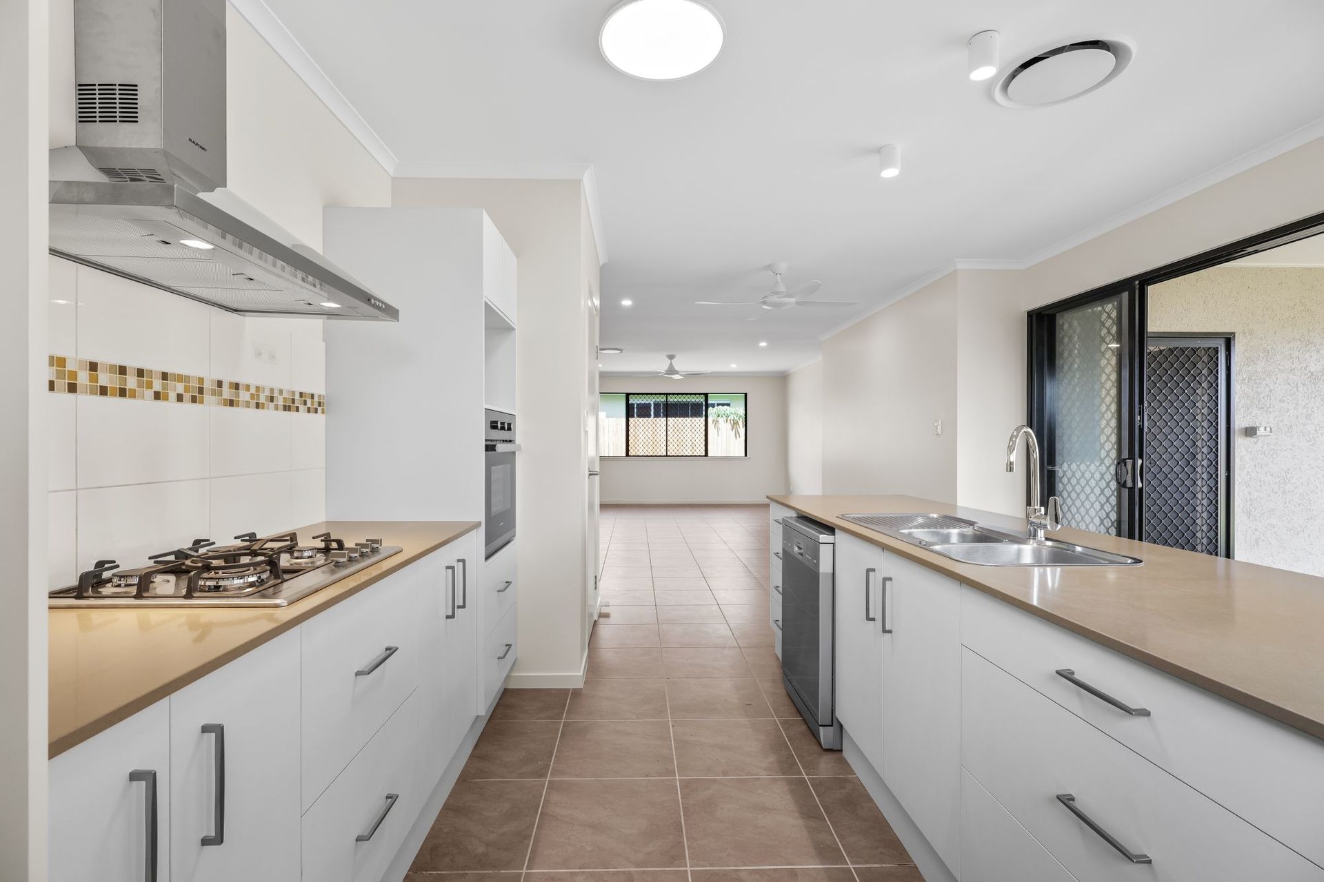 19 Mallory Close, Edmonton - Thumbnail 2