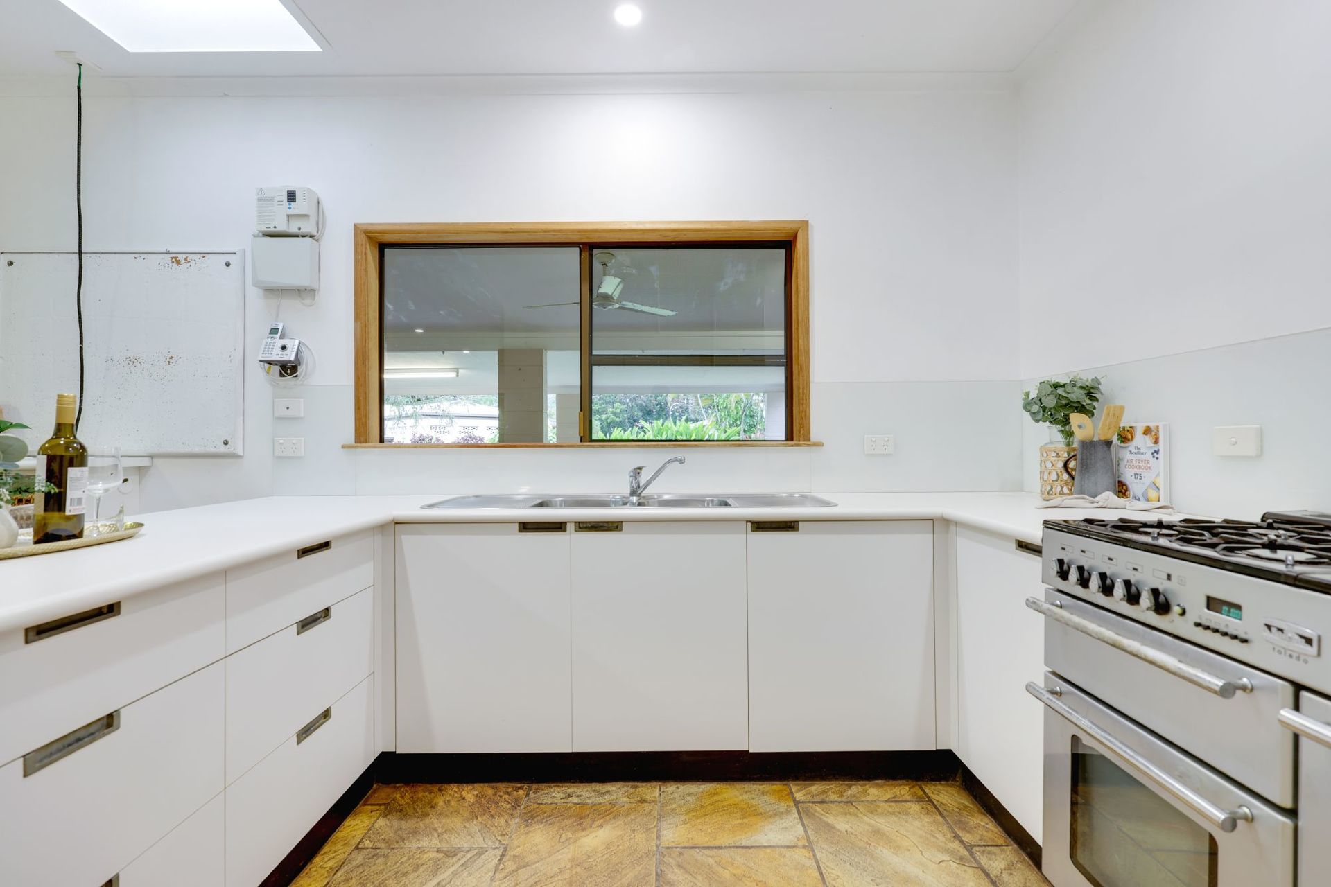 10 Iona Close, Edge Hill - Thumbnail 8