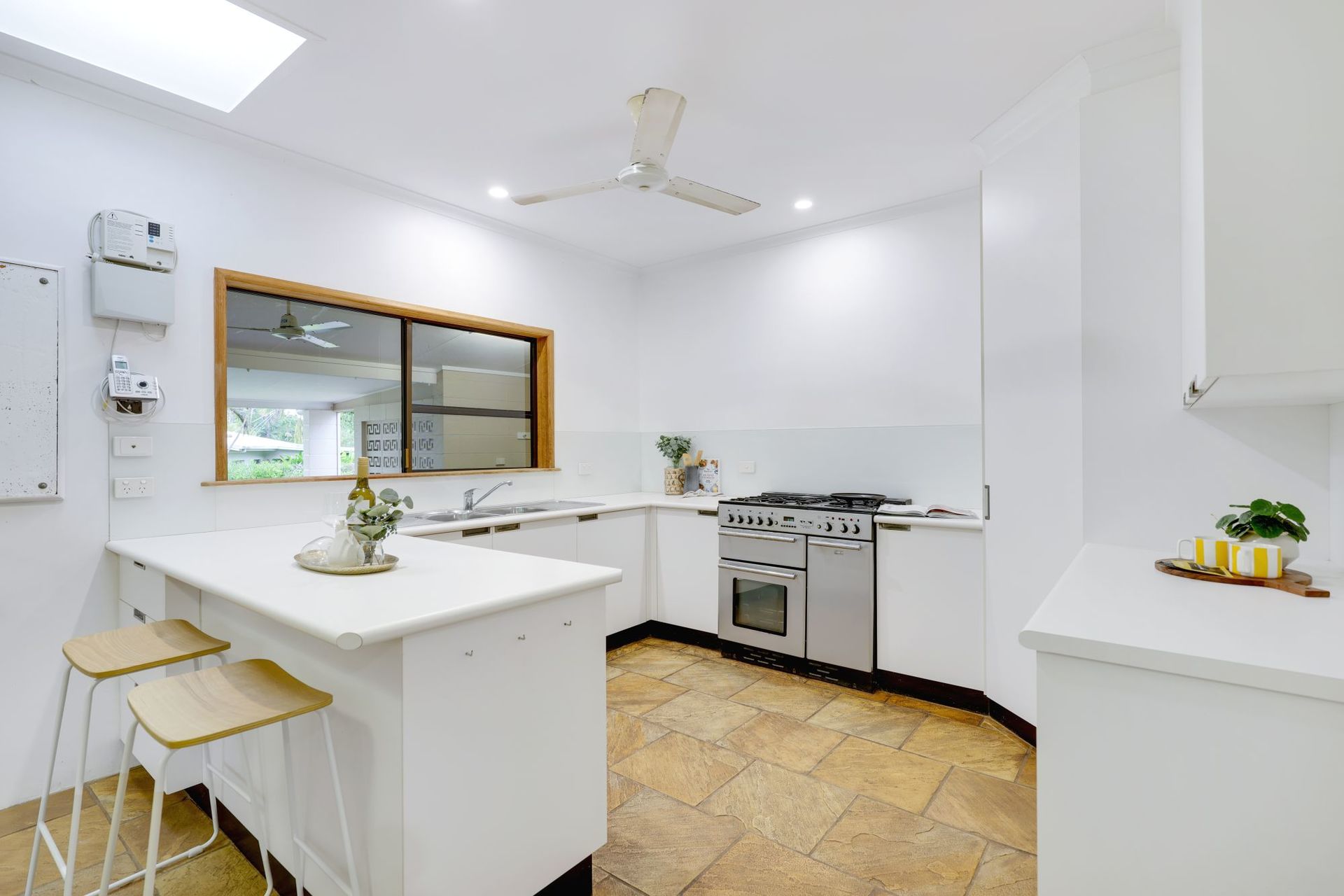 10 Iona Close, Edge Hill - Thumbnail 3