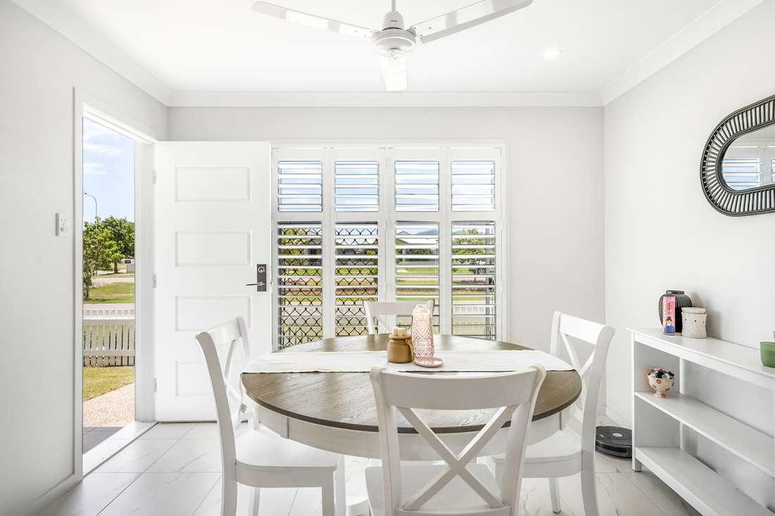 23 The Grange, Shaw - Thumbnail 2