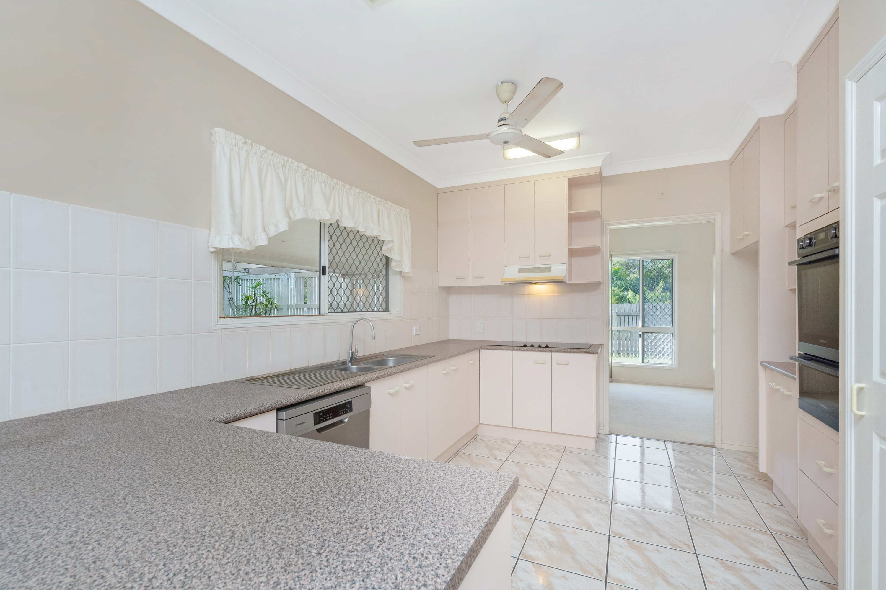 27 Macarthur Drive, Annandale - Thumbnail 2