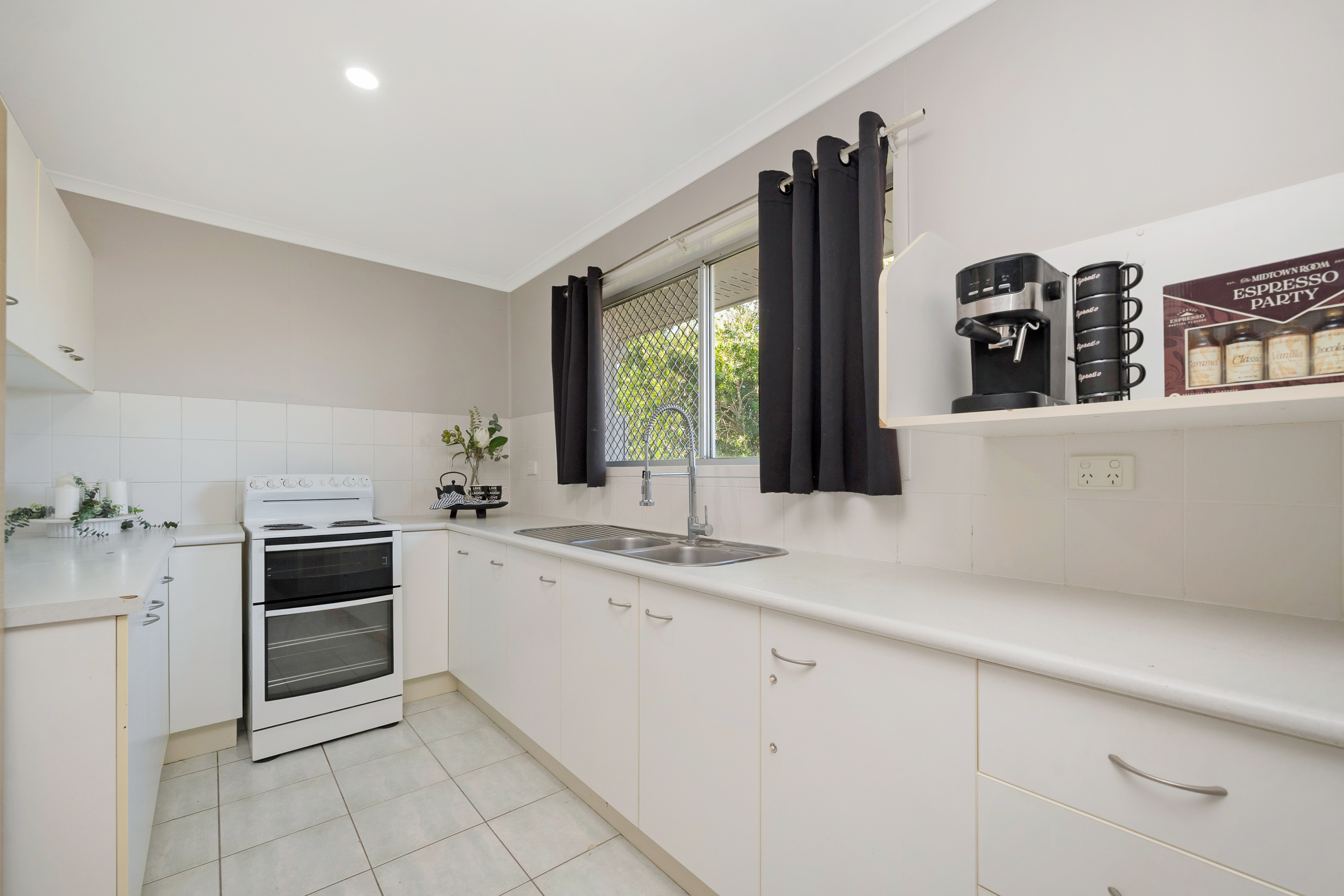 8 Josephine Crescent, Rasmussen - Thumbnail 2