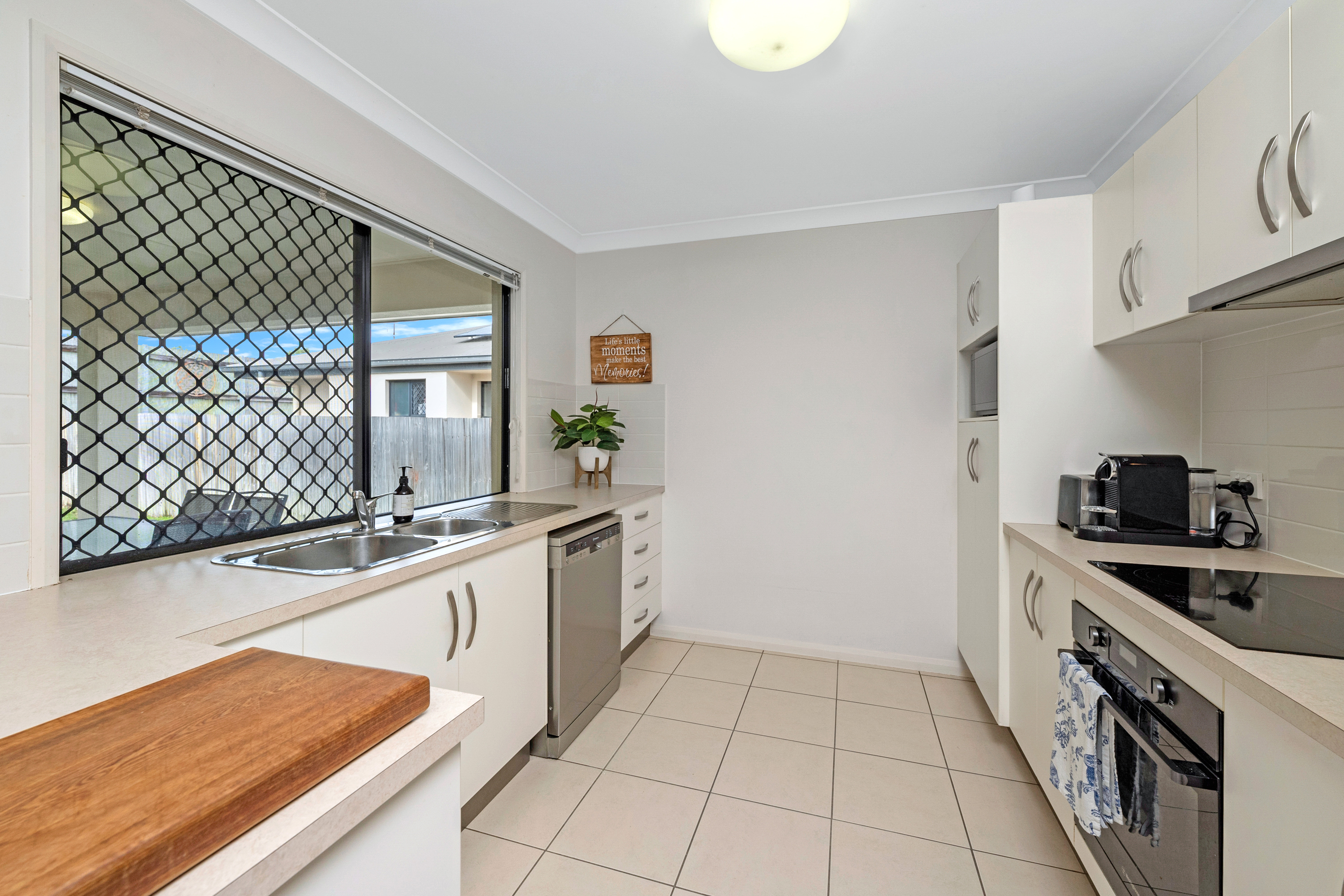 24 Kroymans Drive, Mount Louisa - Thumbnail 2