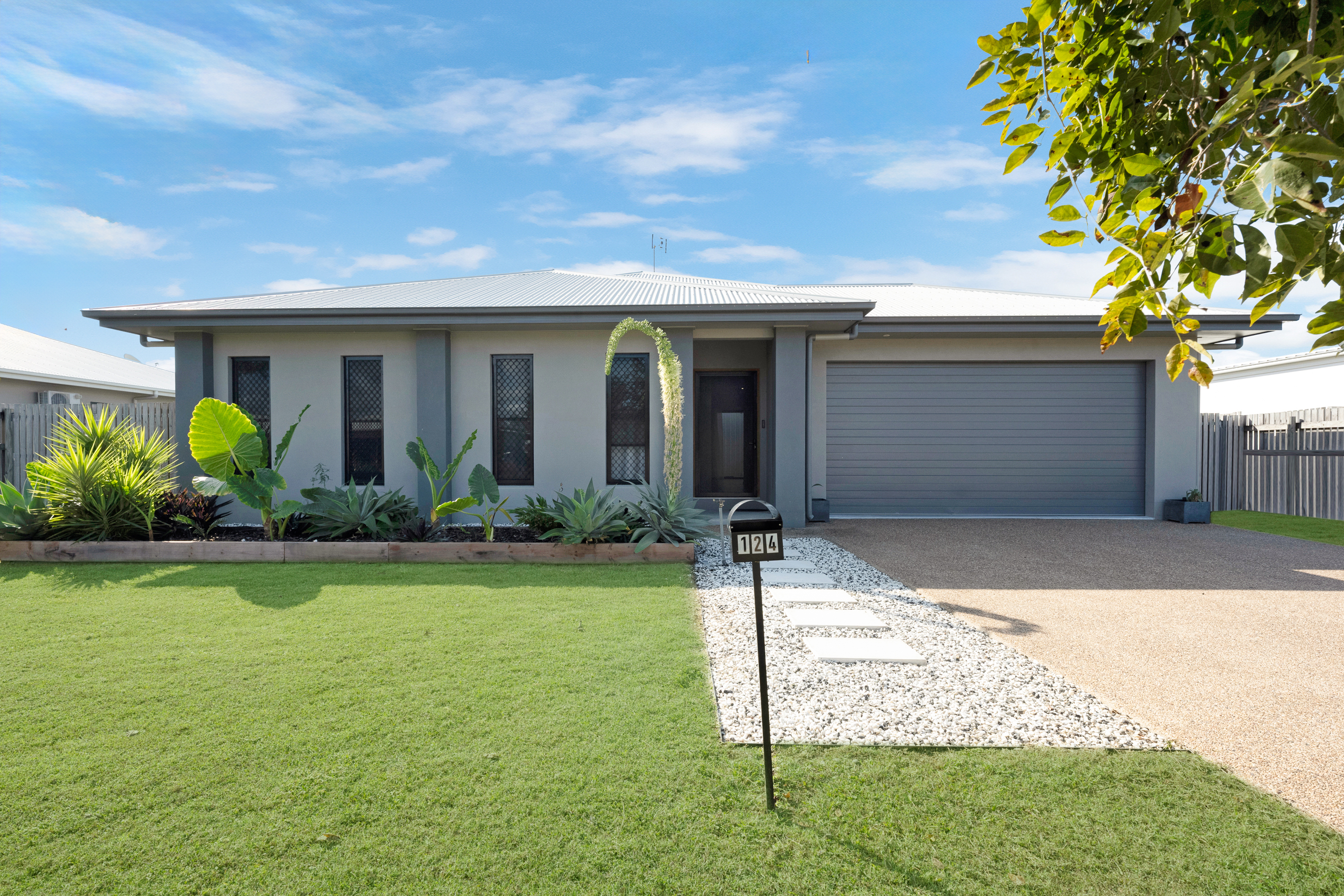 124 Sanctum Boulevard, Mount Low - Image 1