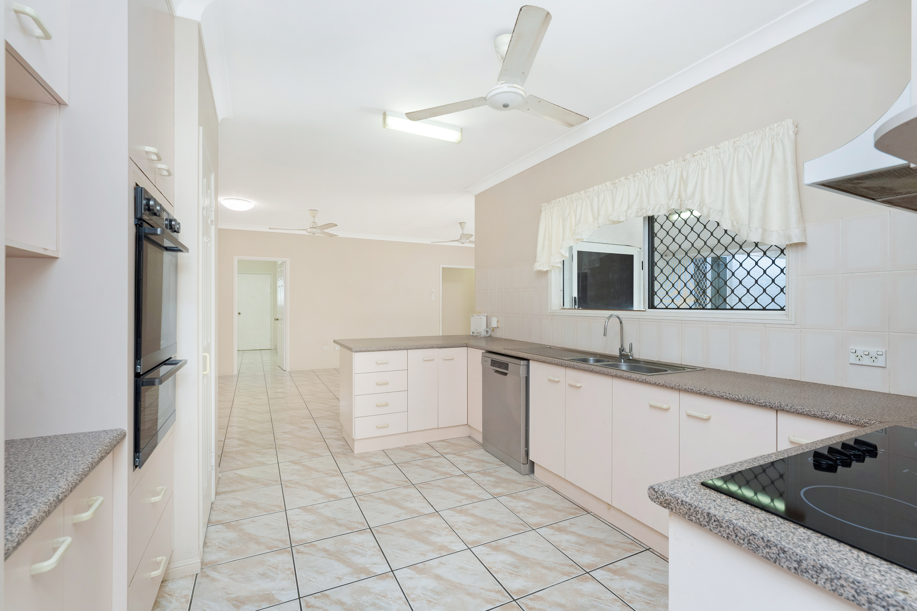 27 Macarthur Drive, Annandale - Thumbnail 3