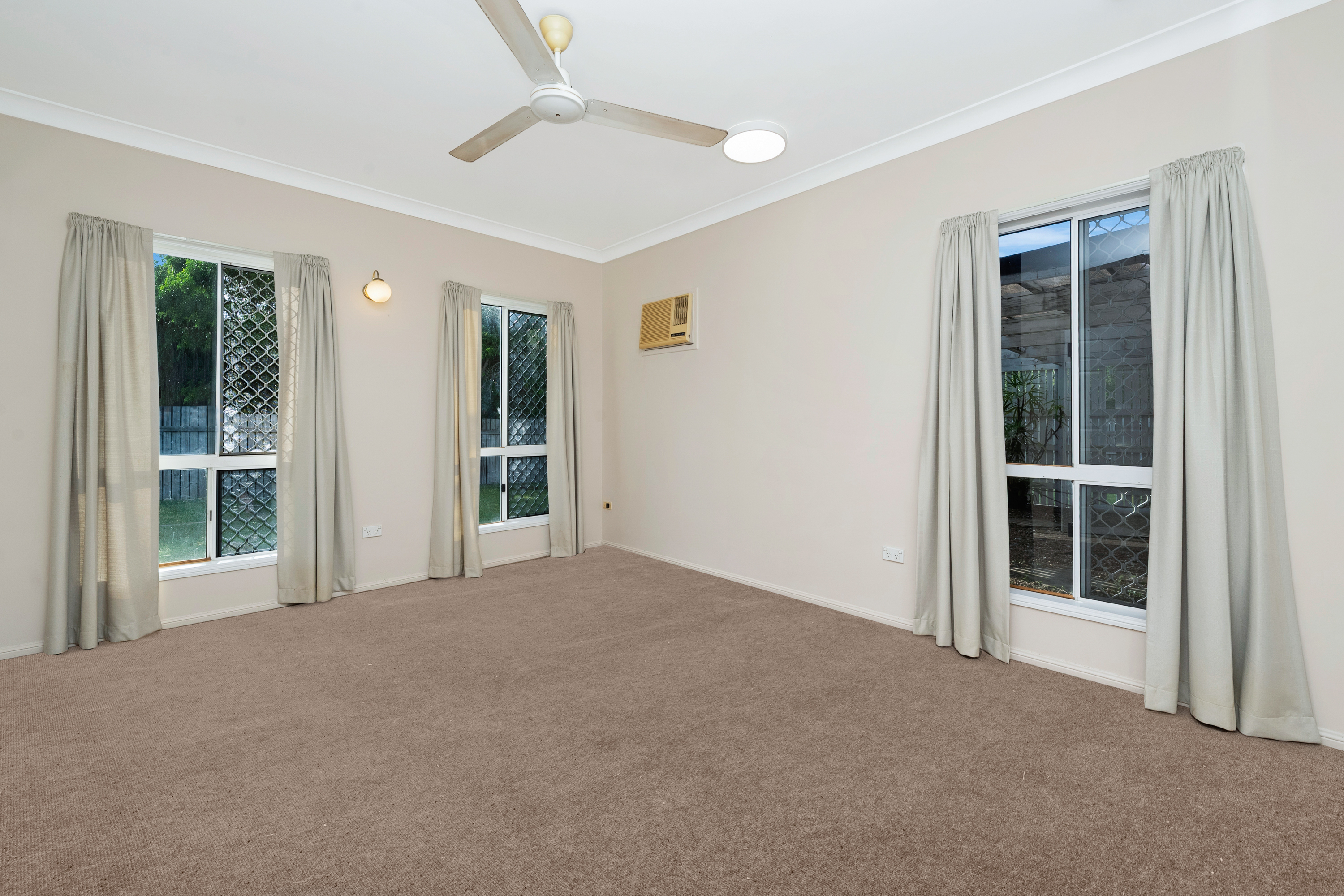 27 Macarthur Drive, Annandale - Thumbnail 7