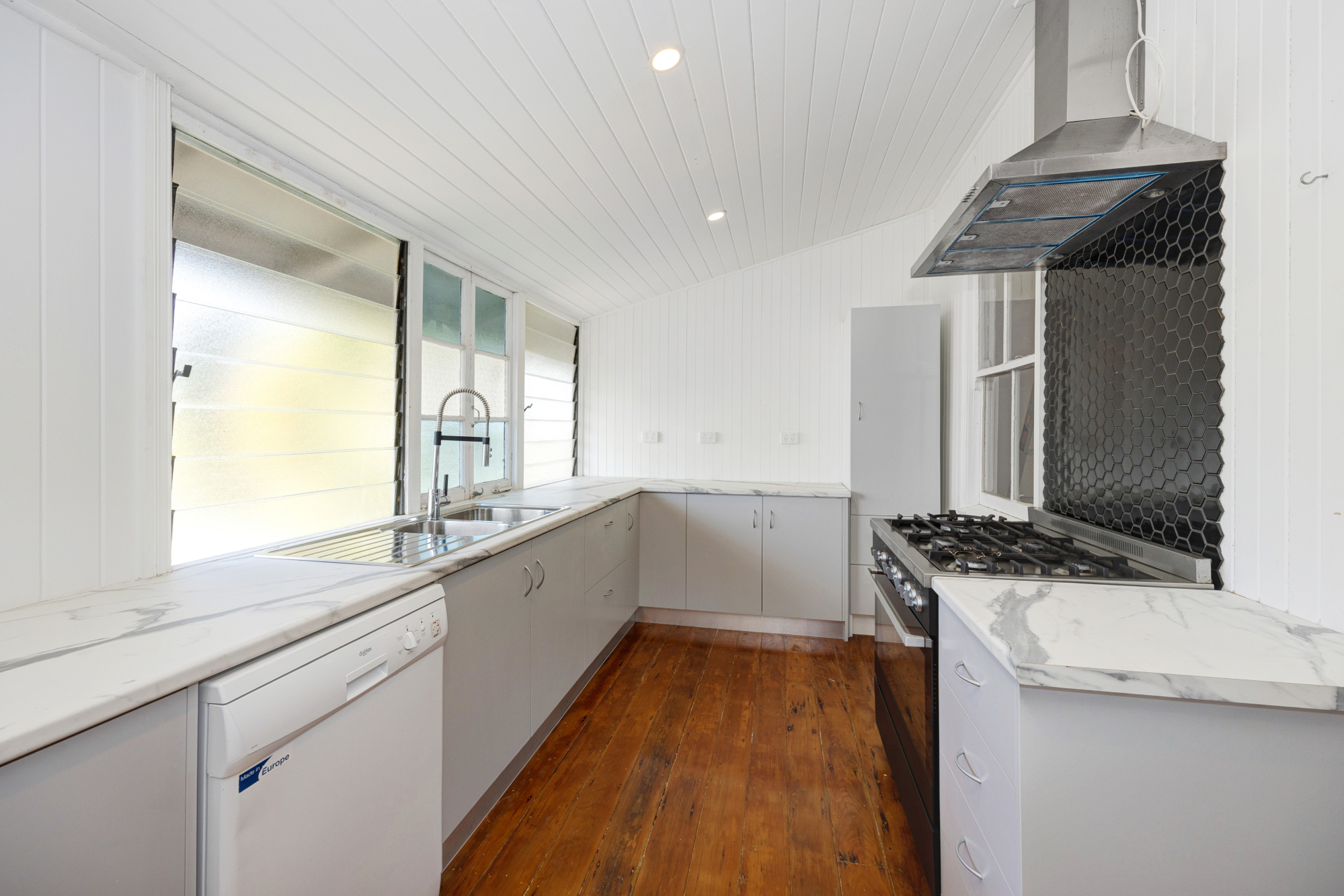 41 Latchford St, Pimlico - Thumbnail 2
