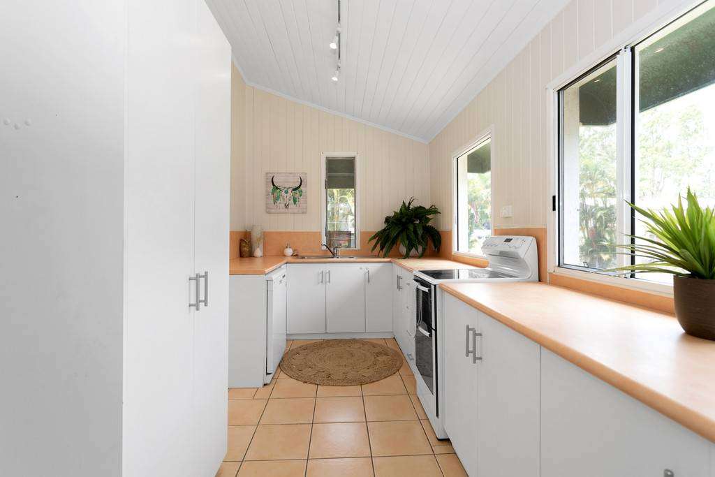 Photo 8 of 33 Maralyn Avenue, Grasstree Beach