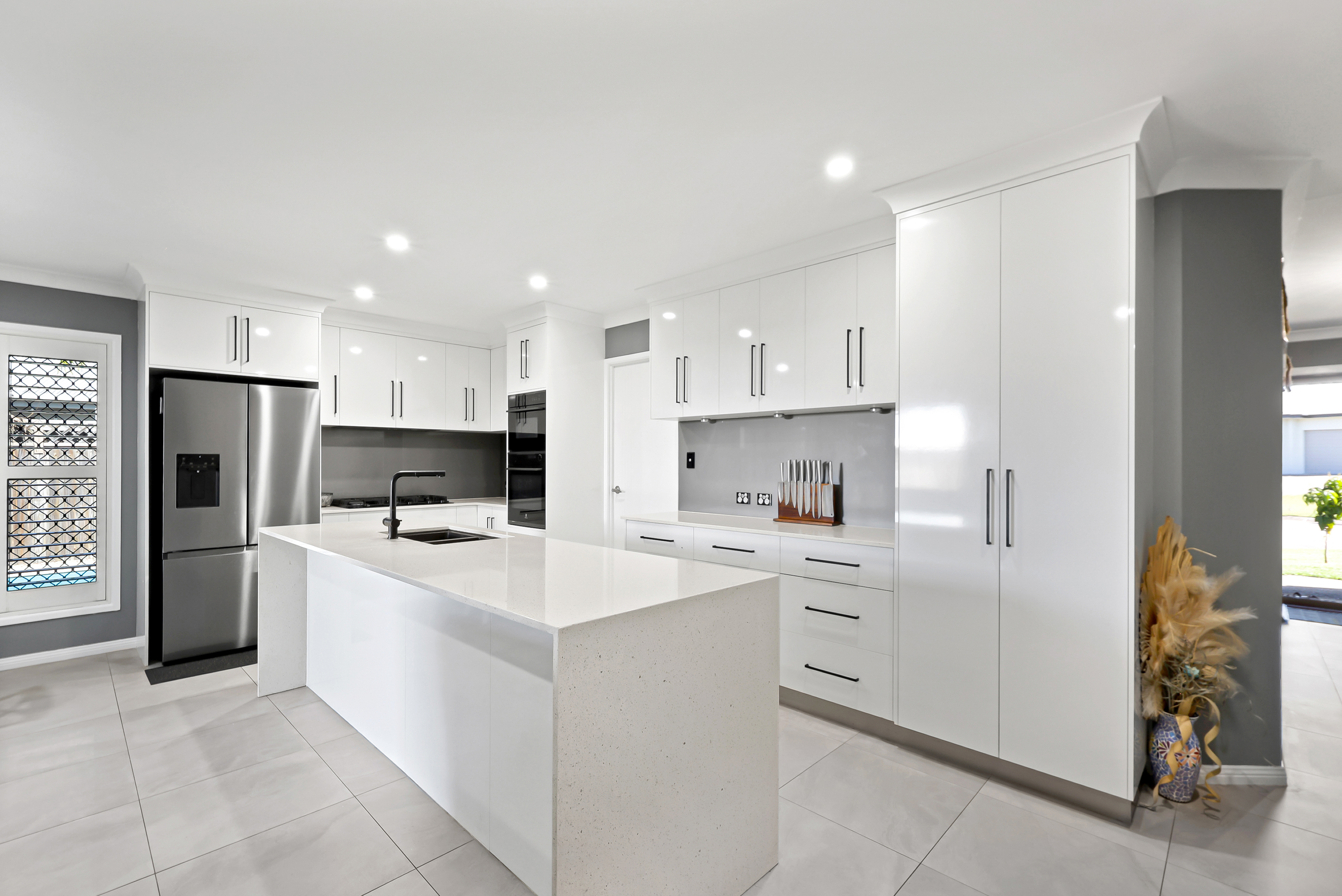6 Leura Court, Glenella - Thumbnail 2