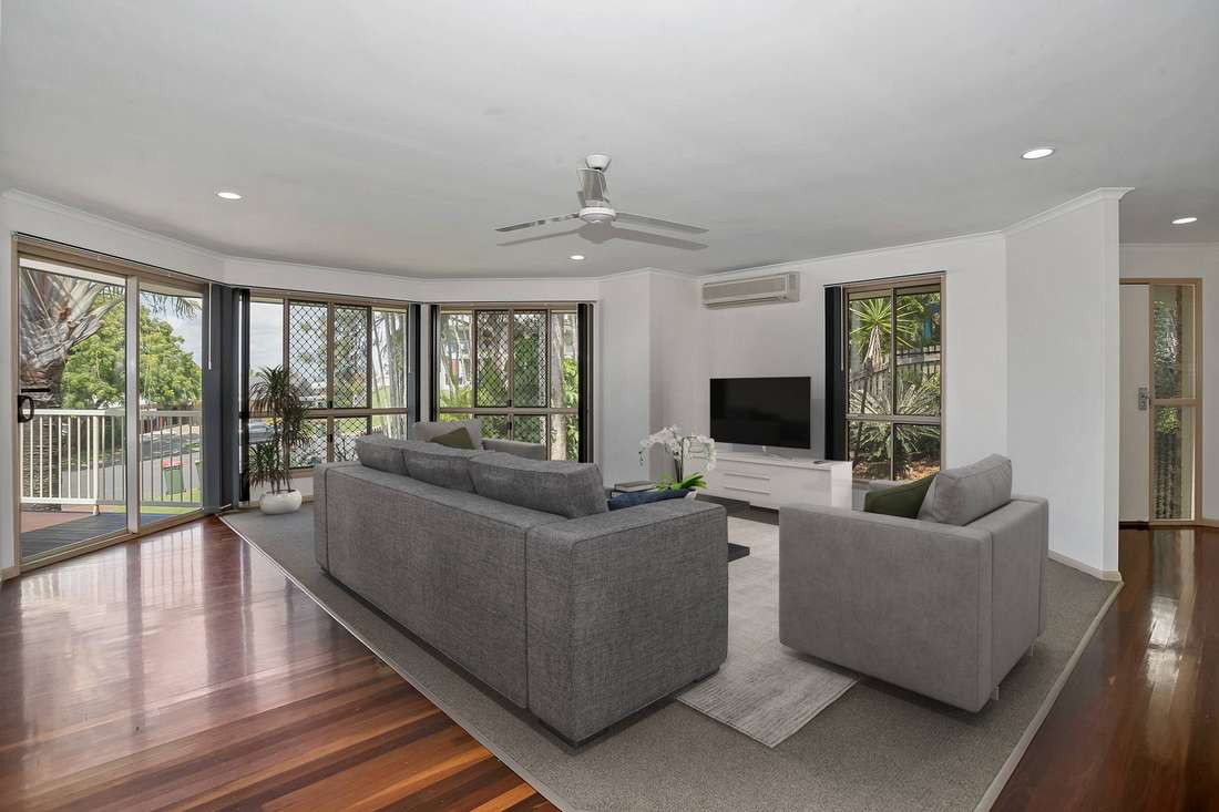 Photo 2 of 6 Dell Court, Beaconsfield