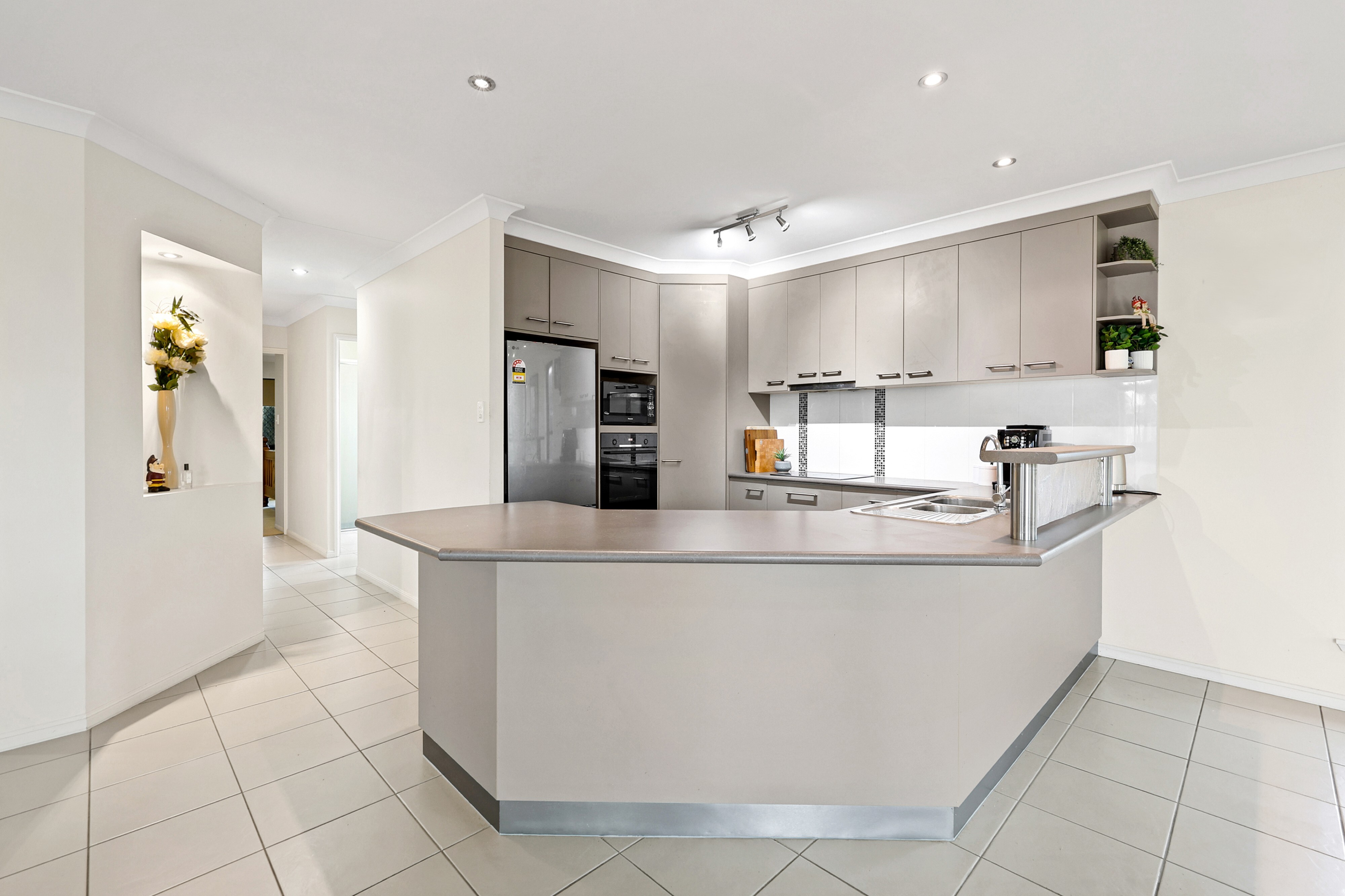 62 Sheedy Crescent, Marian - Thumbnail 2