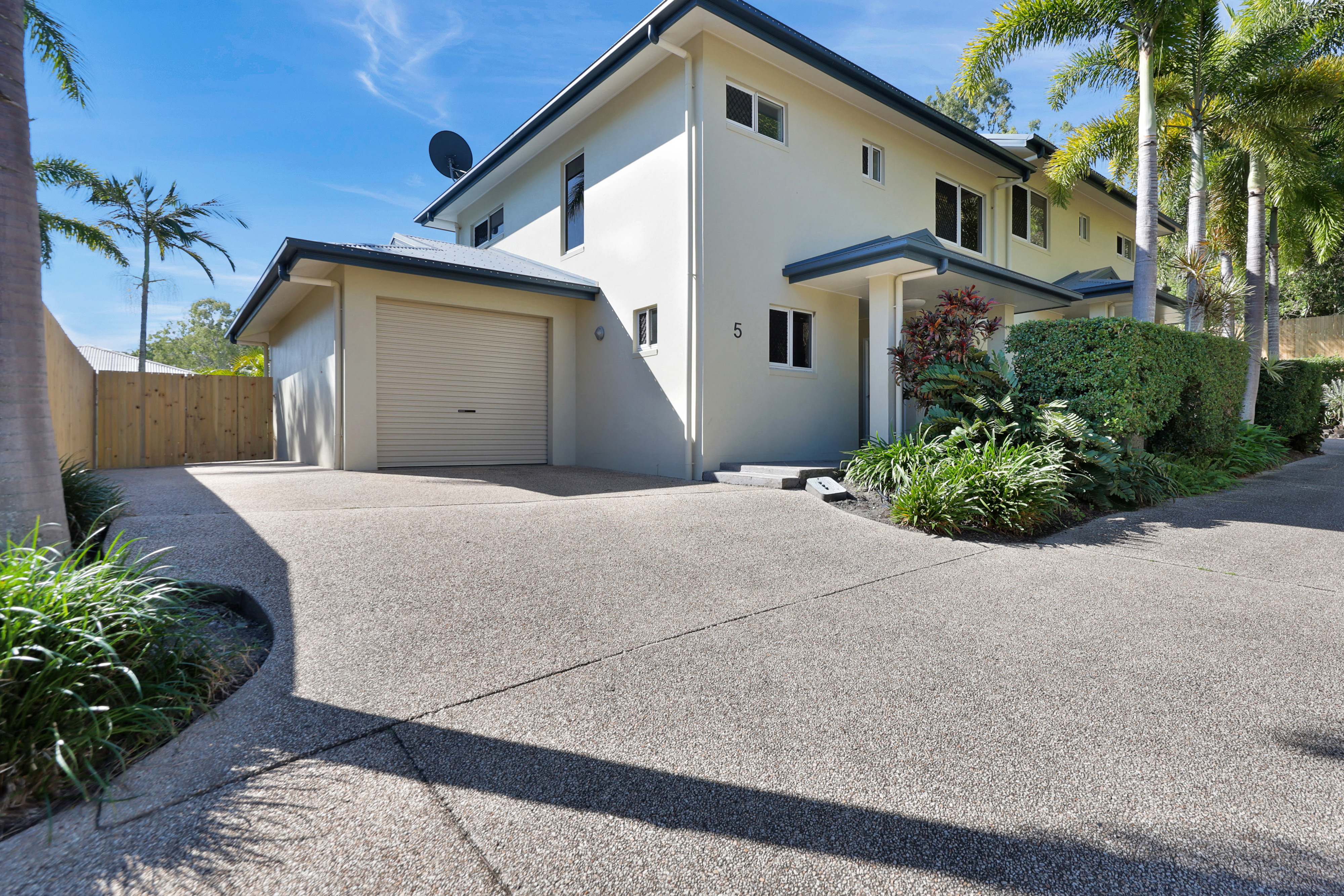 5/8 Admiral Drive, Dolphin Heads - Thumbnail 2