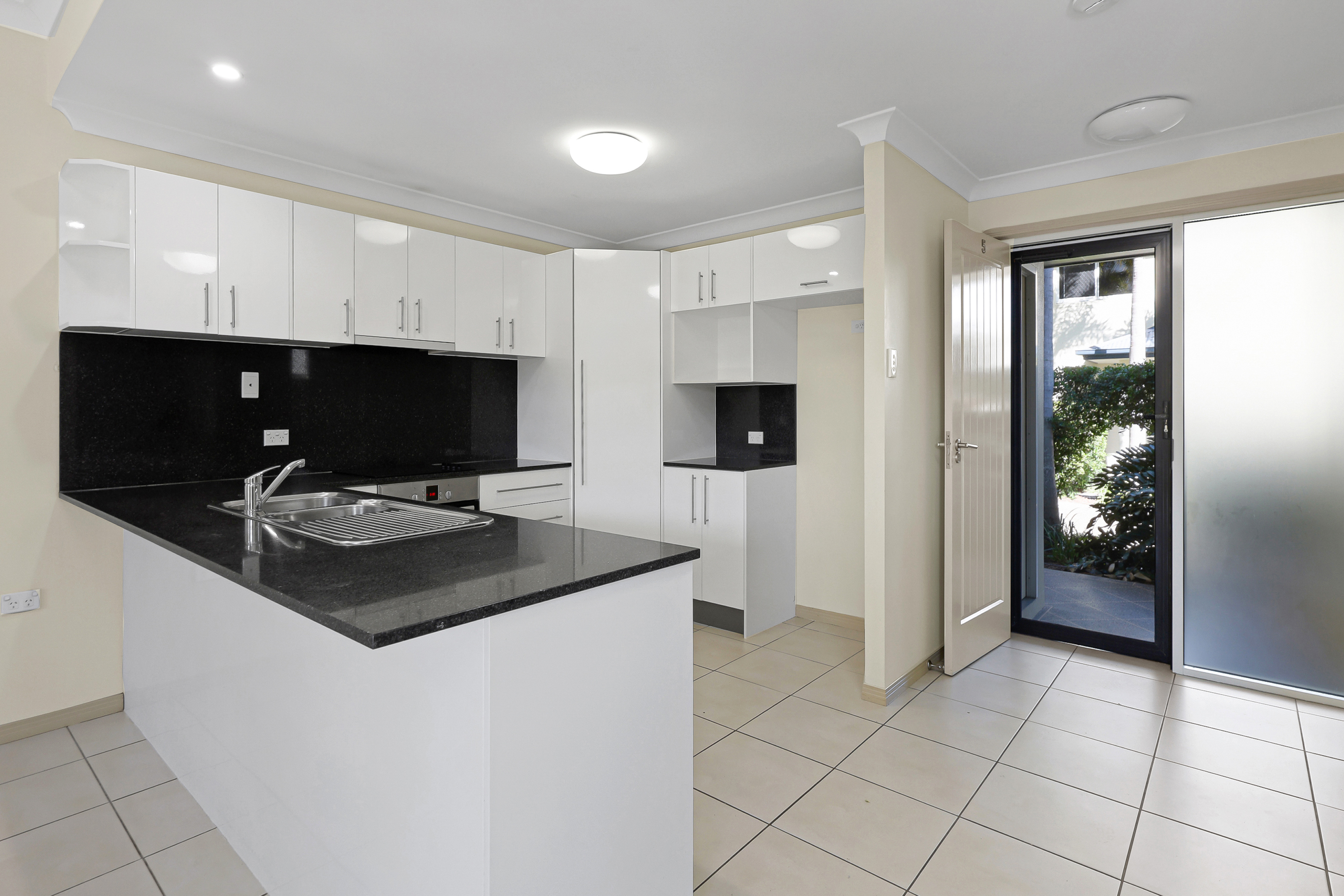 5/8 Admiral Drive, Dolphin Heads - Thumbnail 4
