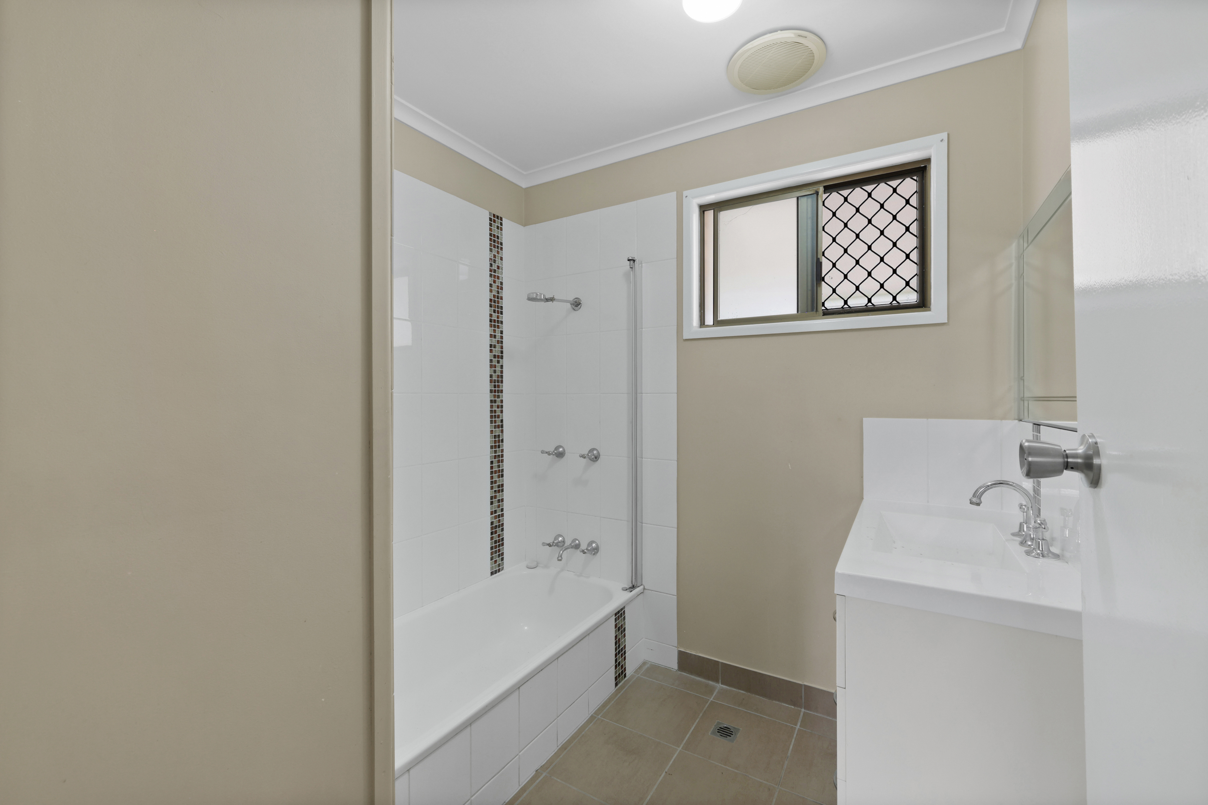 28 Grevillea Drive, Glenella - Thumbnail 8
