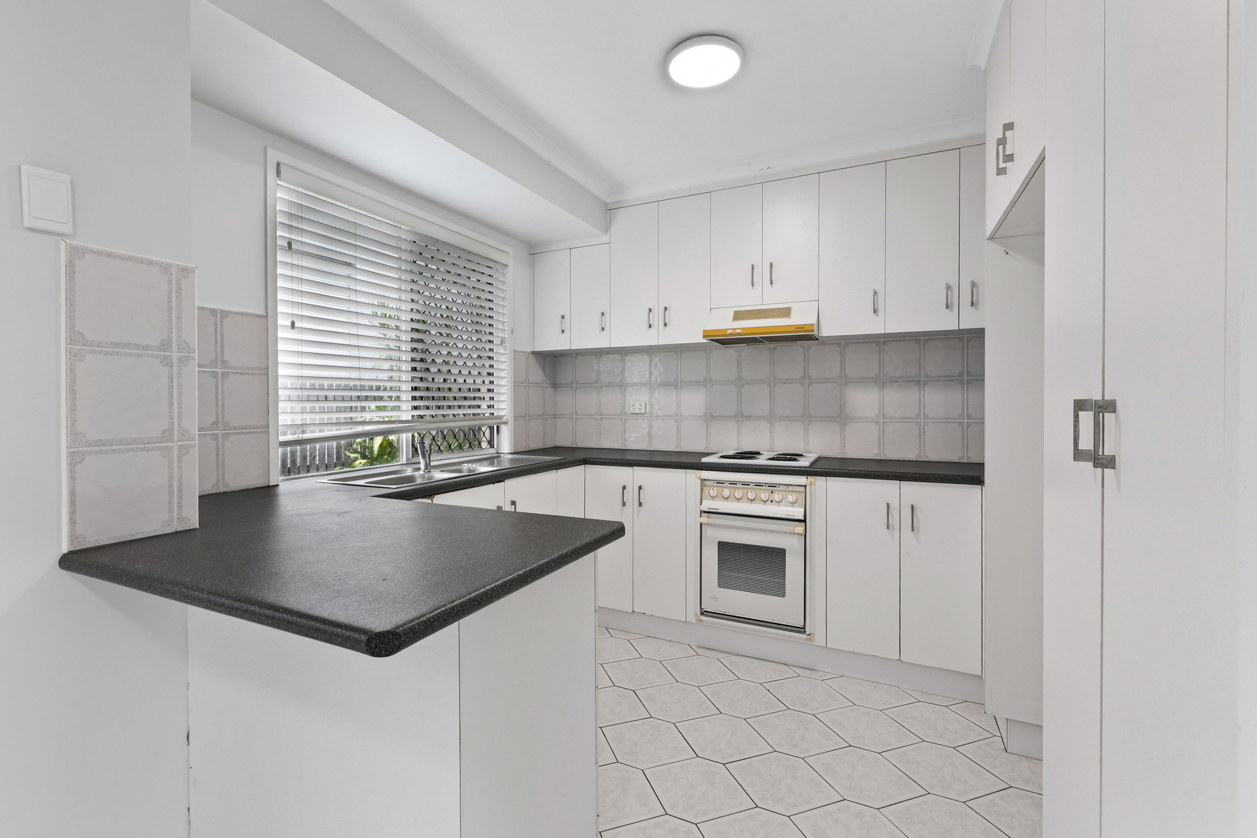 2/157 Goldsmith Street, East Mackay - Thumbnail 3