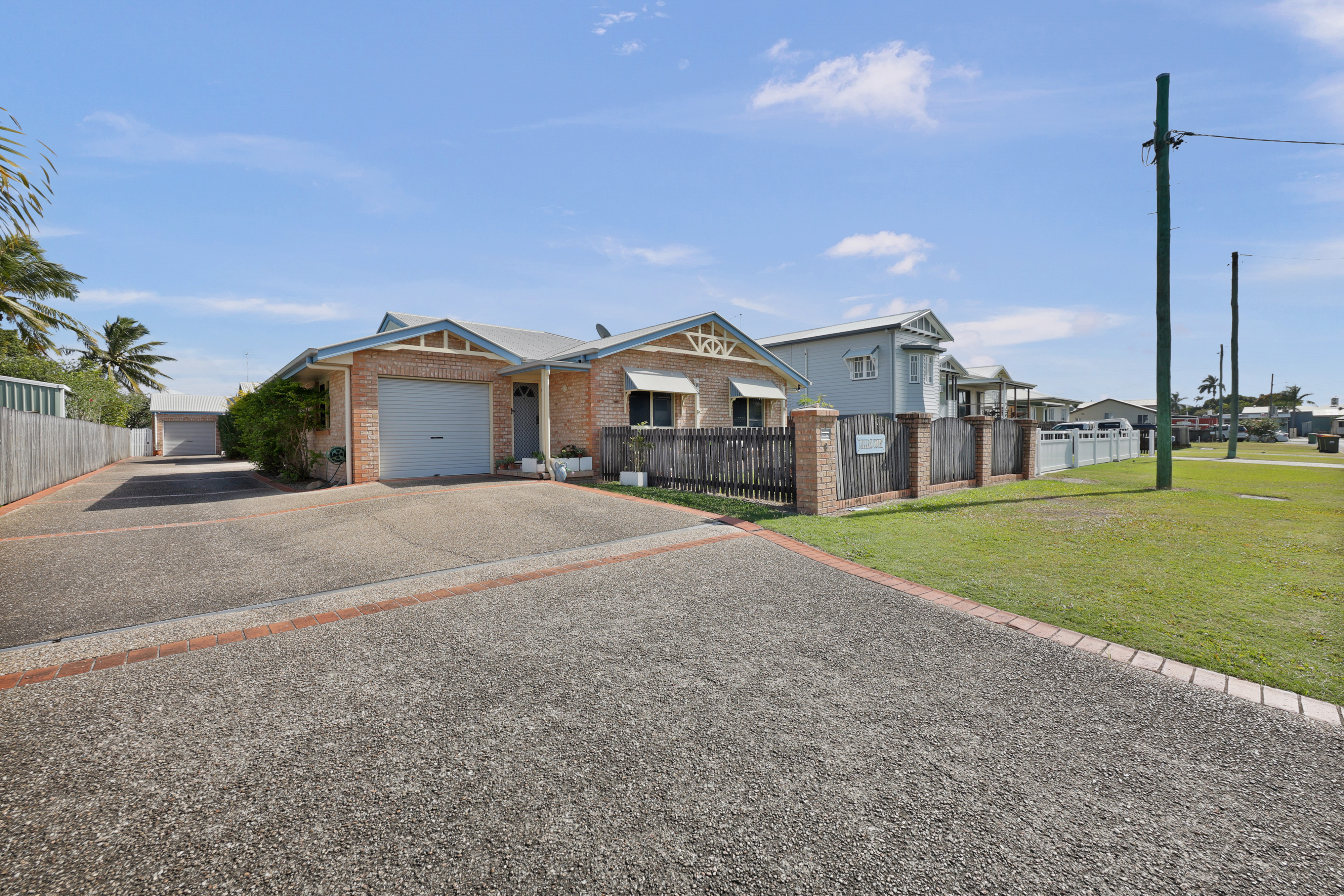 2/8 Steen Street, South Mackay - Image 1